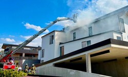 Die Feuerwehr war mit der Drehleiter im Einsatz.