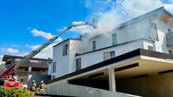 Die Feuerwehr war mit der Drehleiter im Einsatz.