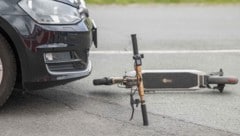 Bei einem der Unfälle rammte ein Pkw den E-Scooter (Symbolbild).