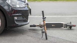 Bei einem der Unfälle rammte ein Pkw den E-Scooter (Symbolbild).