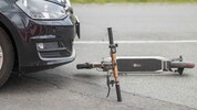 Bei einem der Unfälle rammte ein Pkw den E-Scooter (Symbolbild).