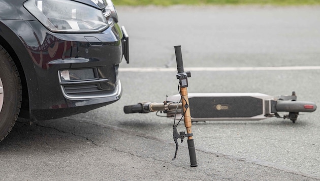 Bei einem der Unfälle rammte ein Pkw den E-Scooter (Symbolbild).