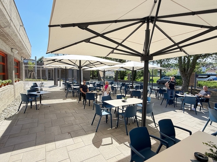 Die neu gestaltete Terrasse des Restaurants lädt zum gemütlichen Verweilen ein.