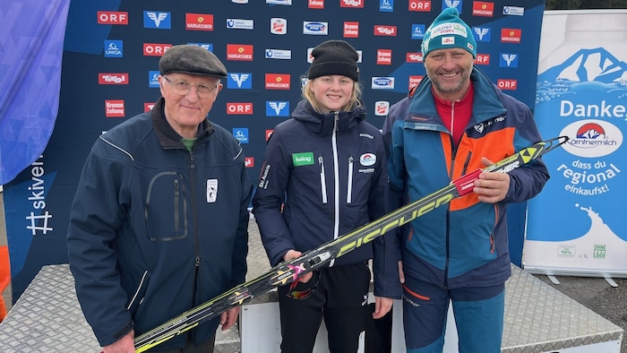 Amy Dögl mit Martin Wiegele (li.) und Franz Wiegele junior, den Chefs des SV Achomitz.
