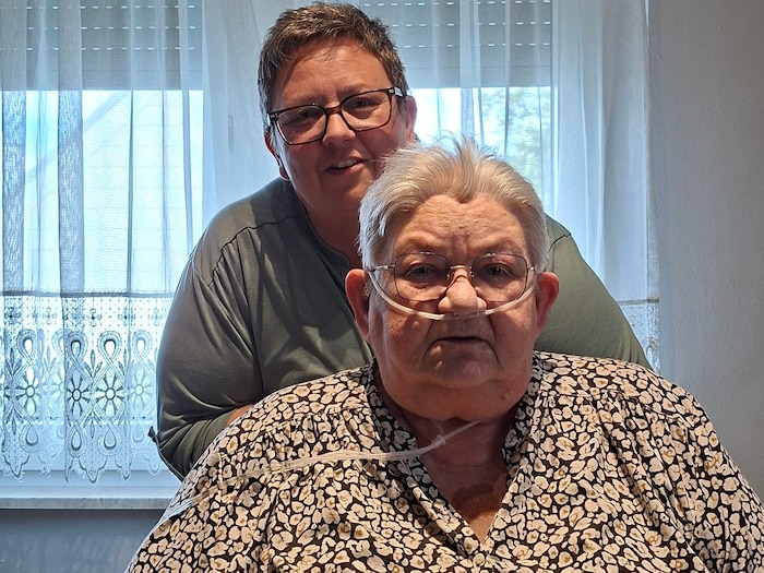 Betreuung als persönliches Anliegen: Beate mit ihrer Mutter Elfriede, die sie liebevoll pflegt.