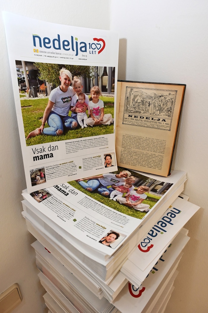 Ein Stapel Zeitungen: neue Ausgaben der Nedelja, und das Titelblatt der Nedelja vor 100 Jahren.