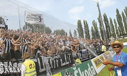 Legendär! 2011 jubelte Sturm mit 5000 mitgereisten Fans in Wr. Neustadt über einen 2:1-Sieg.