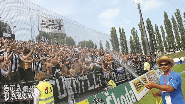 Legendär! 2011 jubelte Sturm mit 5000 mitgereisten Fans in Wr. Neustadt über einen 2:1-Sieg.