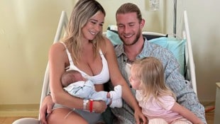 Diletta Leotta und Lorius Karius posieren gemeinsam mit ihren zwei Kindern.