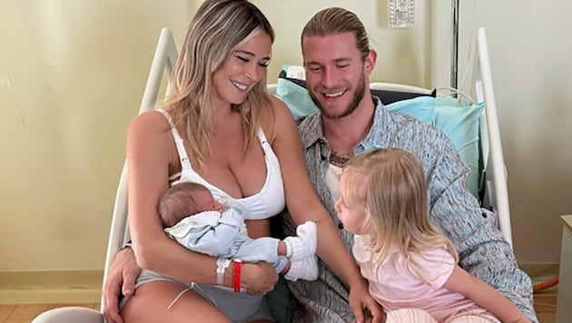 Diletta Leotta und Lorius Karius posieren gemeinsam mit ihren zwei Kindern.