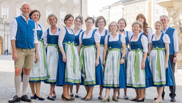Das Teams des Heimatwerkes in Jubiläumsstimmung