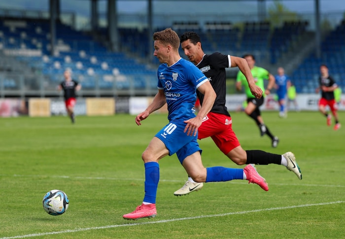 Grödig (am Ball Sebastian Hölzl) fertigte Anif mühelos mit 4:0 ab.