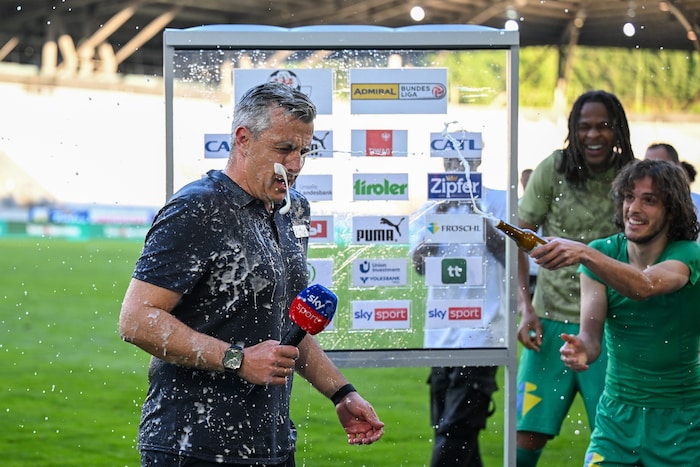 WSG-Coach Semlic erhielt nach dem Klassenerhalt eine Bierdusche.