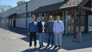 Simon Job, Bürgermeister Kilian Brandstätter, Daniel Rieder und Philipp Figueroa vor dem ...