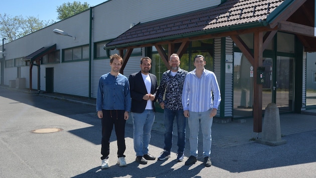 Simon Job, Bürgermeister Kilian Brandstätter, Daniel Rieder und Philipp Figueroa vor dem ...