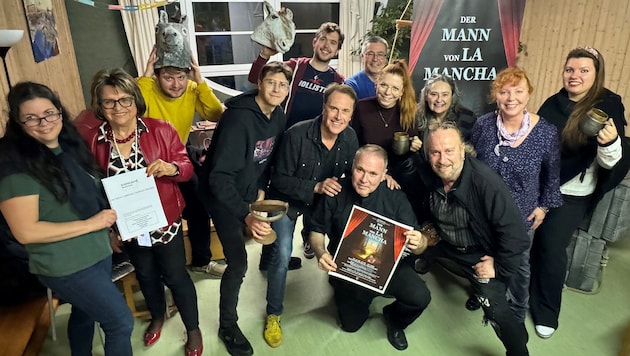 Die Truppe probt seit Monaten und geht voll in dem Stück auf. „Wir freuen uns auf viele Gäste, ...