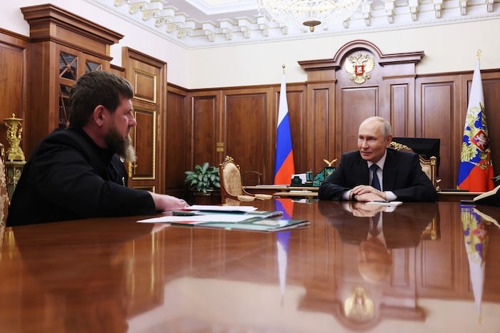 Beim Treffen mit Kadyrow deckte Putin ständig seine Armbahnduhr ab.
