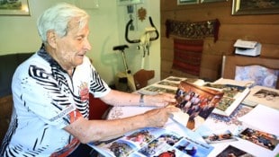 Horst Aufischer (87) mit den vielen Foto-Erinnerungen.