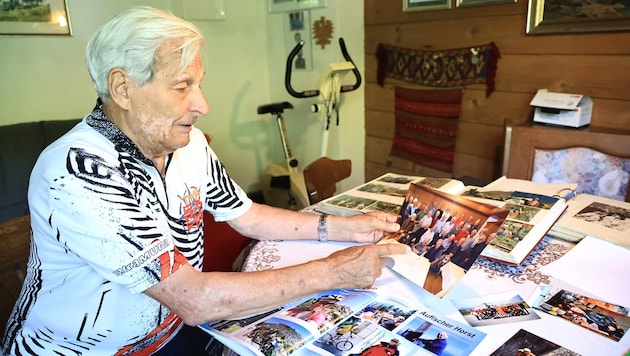 Horst Aufischer (87) mit den vielen Foto-Erinnerungen.