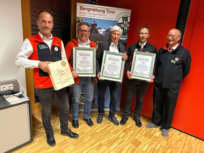 Ehrung bei der Bergrettung Schwaz, wohin er vor 30 Jahren wechselte.