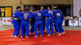 So sehen jubelnde Sanjindo-Tiger nach Derbysiegen aus