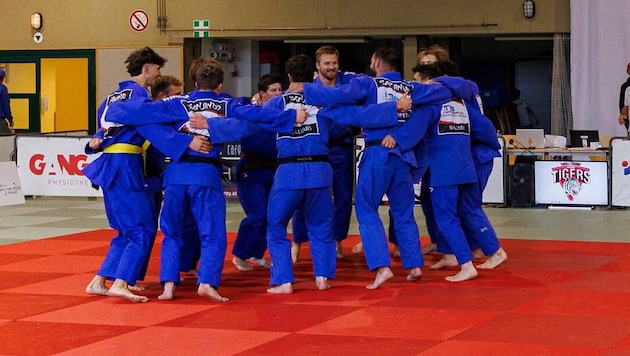 So sehen jubelnde Sanjindo-Tiger nach Derbysiegen aus