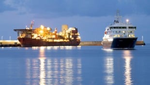 Die „Hondius“ (r.) ist im Hafen von Granadilla im Süden von Teneriffa angekommen. Für 150 ...