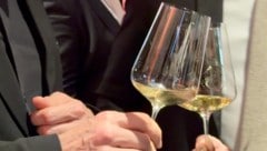 Anstoßen auf die beliebte Retzer Weinwoche (Symbolbild).