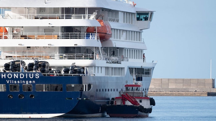 Das Kreuzfahrtschiff war am Sonntag nach langem Hin und Her nach Teneriffa in Spanien gekommen.