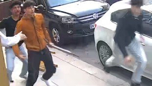 Diese Männer werden von der Polizei wegen schwerer Körperverletzung gesucht.