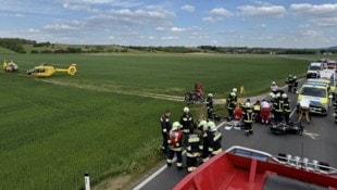 Die beiden Motorradfahrer wurden mit zwei Rettungshubschraubern schwer verletzt in Kliniken ...