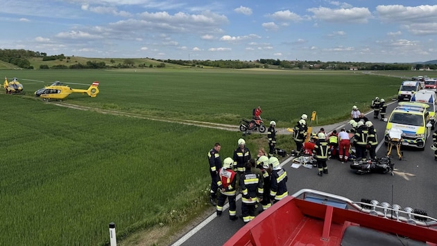 Die beiden Motorradfahrer wurden mit zwei Rettungshubschraubern schwer verletzt in Kliniken ...