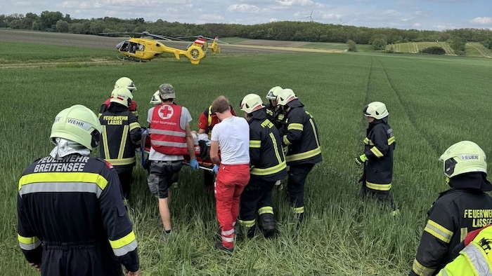 Nach der Erstversorgung brachten die Florianis die Biker zu den Hubschraubern.