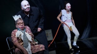 „St. Falstaff“ an der Burg mit Maria Happel, Oliver Nägele und Bibiana Beglau (v. li. n. re.)