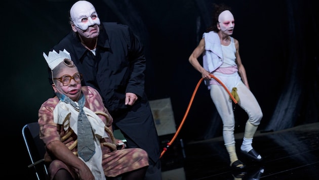 „St. Falstaff“ an der Burg mit Maria Happel, Oliver Nägele und Bibiana Beglau (v. li. n. re.)