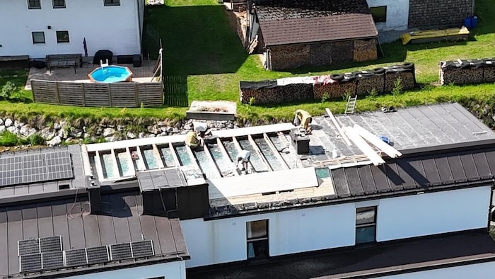 Die Feuerwehr öffnete die Dachkonstruktion.