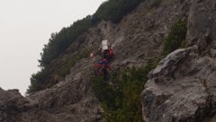 Rund 20 Bergretter stiegen am Samstag zur Unfallstelle auf, ein Polizeihubschrauber flog mit ...