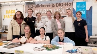 Sylvia Ledermüller und Gabriele Doppler mit Schülerinnen der HLW Zwettl.