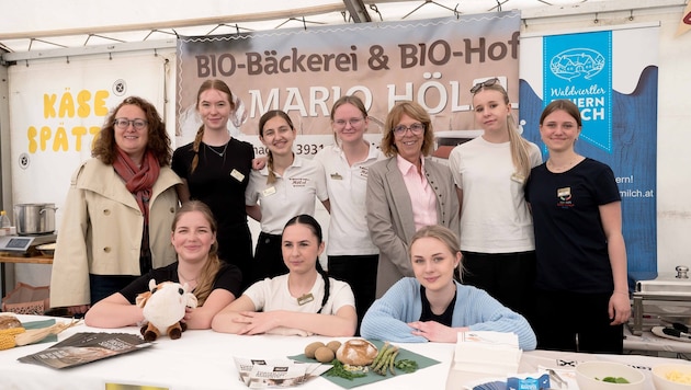 Sylvia Ledermüller und Gabriele Doppler mit Schülerinnen der HLW Zwettl.