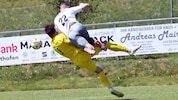 Wietersdorf-Goalie Kevin Schorn und Friesachs Jan Mesec im spektakulären Zweikampf.