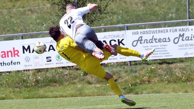 Wietersdorf-Goalie Kevin Schorn und Friesachs Jan Mesec im spektakulären Zweikampf.