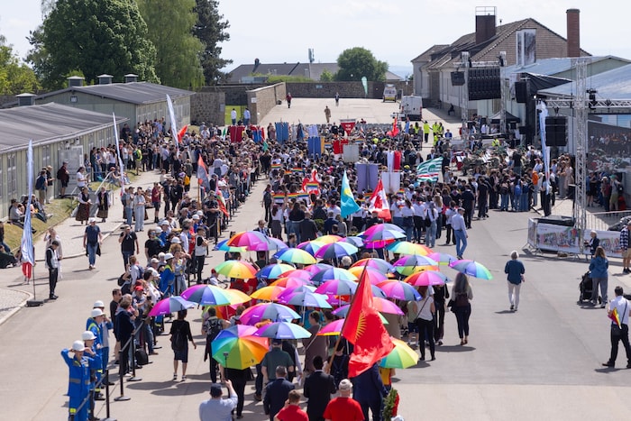 Im Rahmen des Gedenkens legen rund 130 internationale Delegationen Kränze nieder.