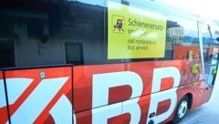 Kunden der Franz-Josefs-Bahn, die zwangsweise einen Streckenabschnitt mit Schienenersatzbussen ...