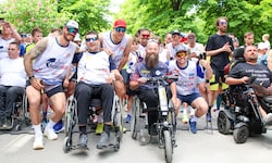 In der ersten Reihe: Salzburgs Sportprominenz von Raffl bis Walkner. 