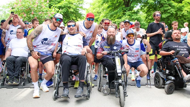 In der ersten Reihe: Salzburgs Sportprominenz von Raffl bis Walkner.