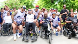 In der ersten Reihe: Salzburgs Sportprominenz von Raffl bis Walkner. 