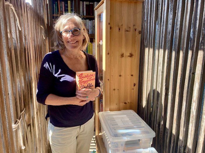 Sabine Loibl in der „Tschabi“. Sie ist schmal, hat aber trotzdem Platz für rund 600 Bücher ...