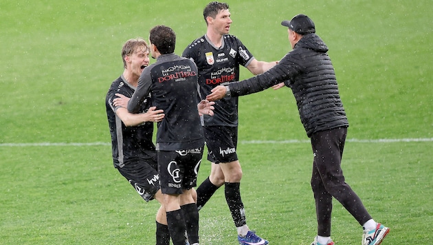 Altach-Coach Ognjen Zaric (r.) bejubelte den Klassenerhalt mit Abwehrchef Benedikt Zech.