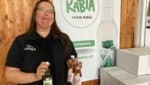 Iris Karner mit dem „Handtaschen-Frizzante“. 