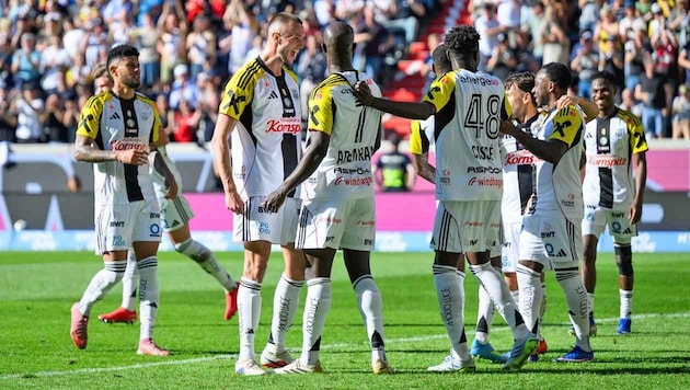 In Jubellaune: die LASK-Spieler nach einem erzielten Tor gegen RB Salzburg.